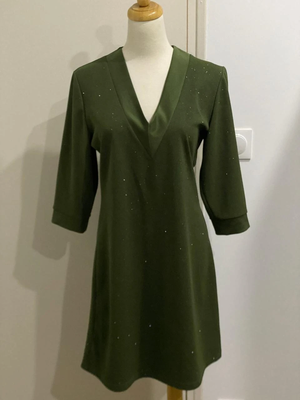 😈 Vestido verde con lentejuelas de manga 3/4 Quinze Heures Trente Paris Talla M – photo 2
